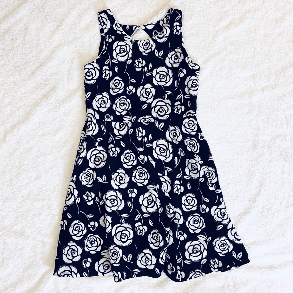 🌸 Pinky fit & flare black and white floral dress